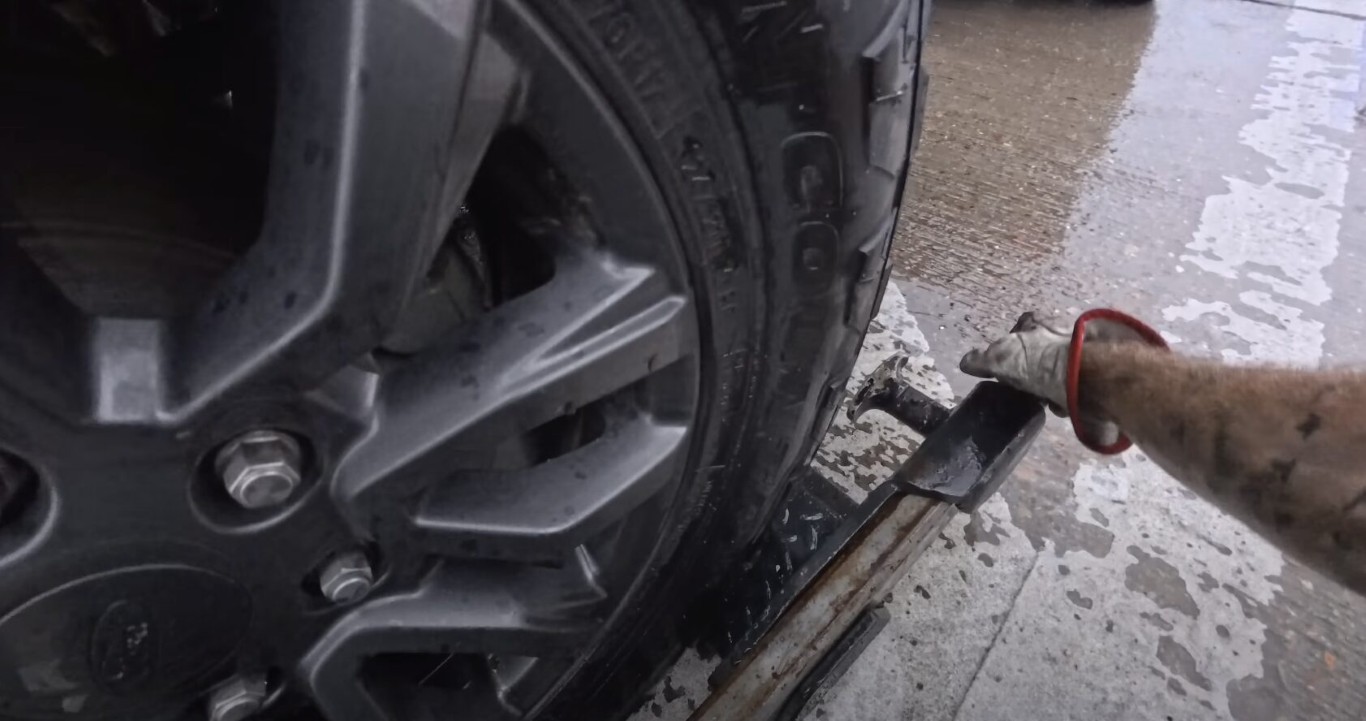 Professional roadside assistance tire change service in Des Moines, WA